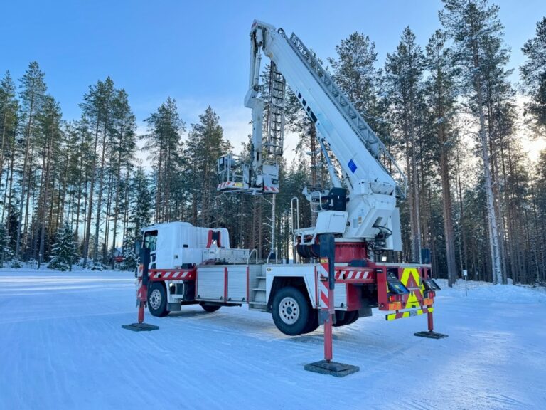 Scania P 94 DB 260- Bronto Skylift F32RL