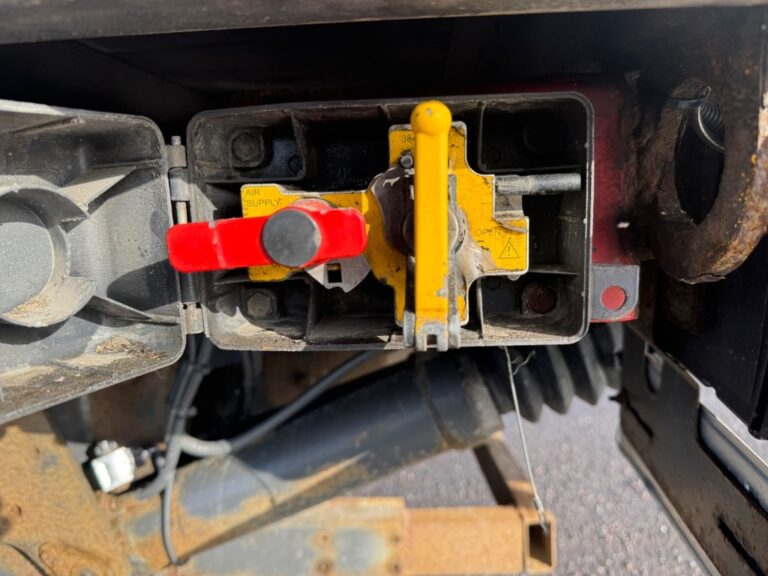 Scania R 560 6x2/4-4900 kokosivuaukeavalla korilla + PL