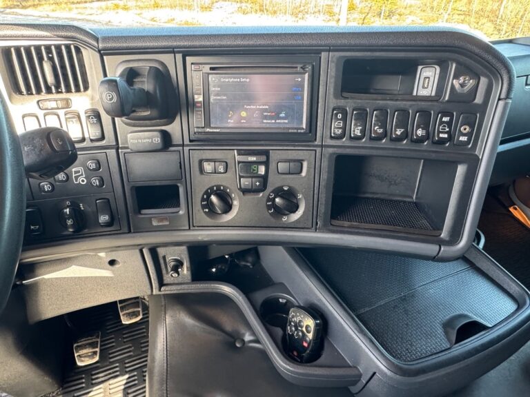 Scania R 560 6x2/4-4900 kokosivuaukeavalla korilla + PL