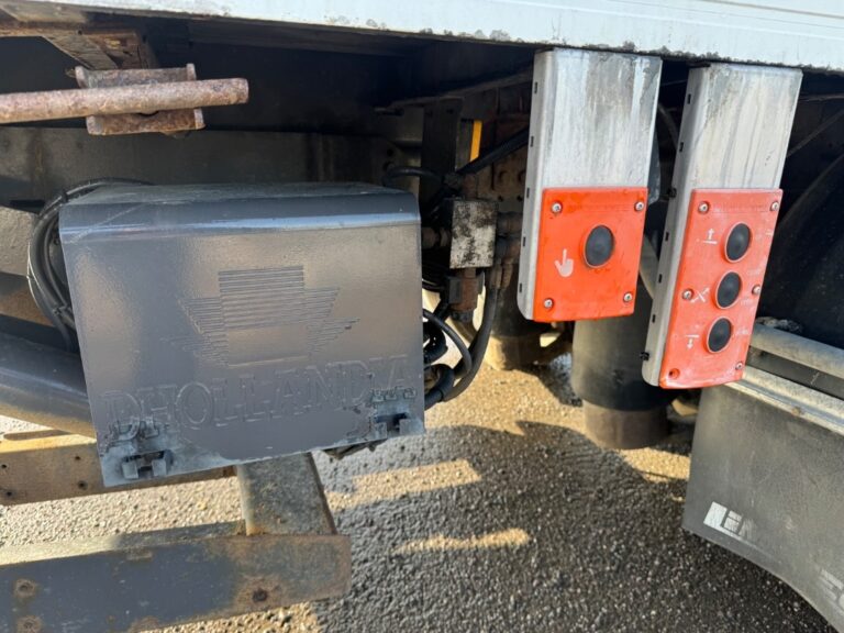 Scania R 560 6x2/4-4900 kokosivuaukeavalla korilla + PL