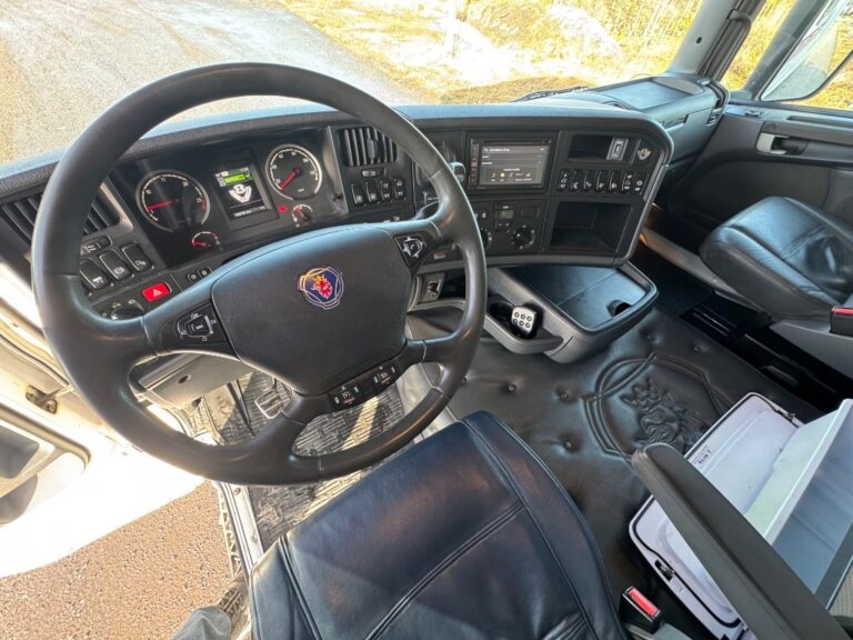 Scania R 560 6x2/4-4900 kokosivuaukeavalla korilla + PL