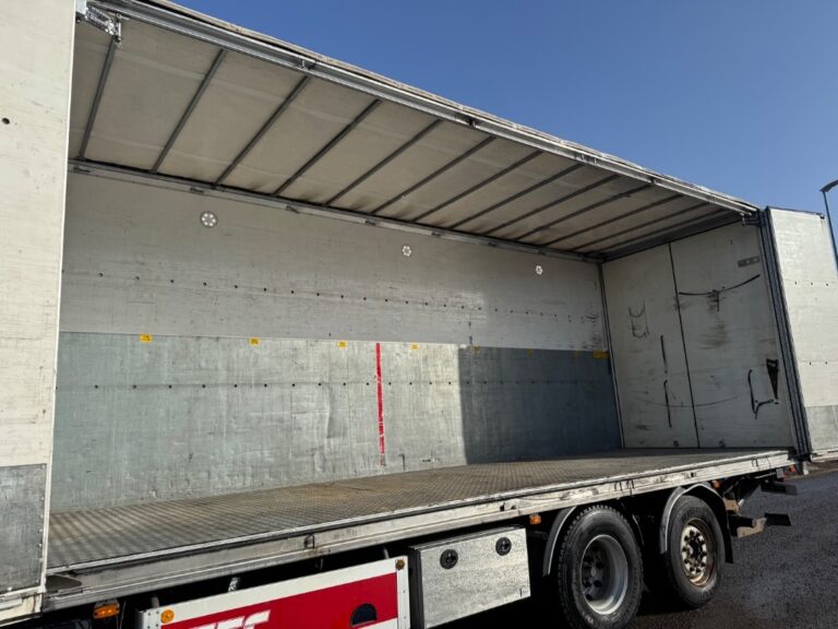 Scania R 560 6x2/4-4900 kokosivuaukeavalla korilla + PL