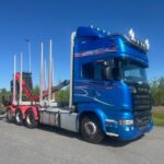 Scania R 730 8x4/4 tukkiauto Nosturilla